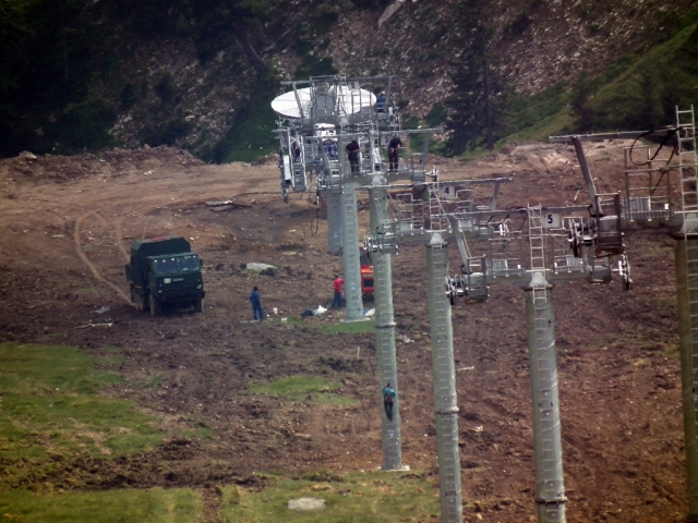 Muncitori lucrand la telescaun